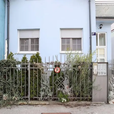 Nusha's Place Apartment *